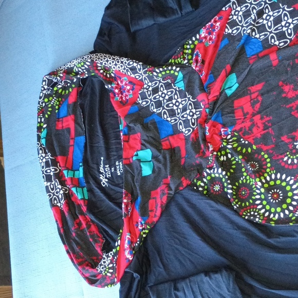 Soft Focus Geometric Pattern Top - Picture 3 of 13